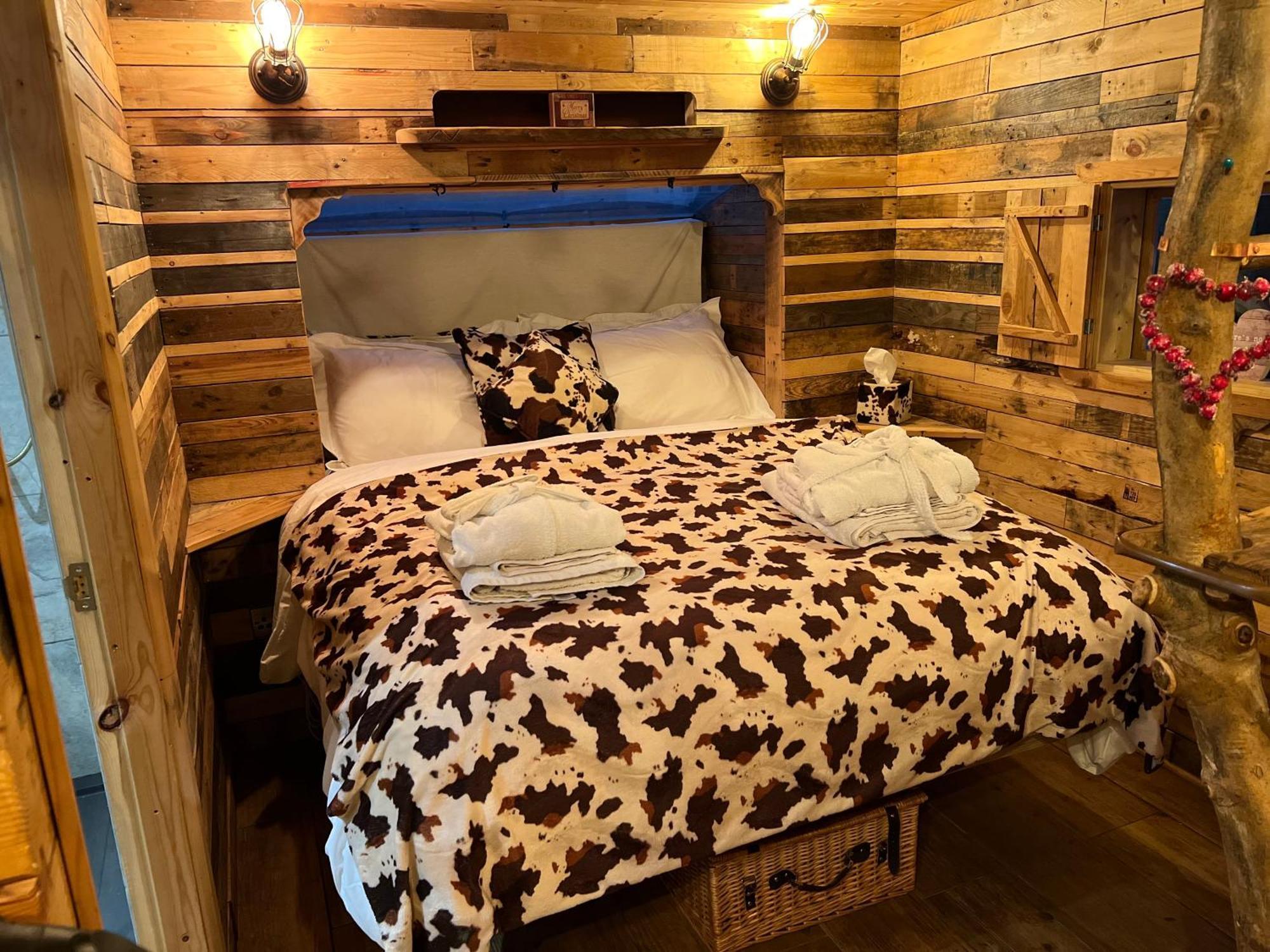 Burtree Country House, Tipi'S, Treehouse & Lodge & House Rooms With Hot Tubs In A Private Garden Thirsk Kültér fotó